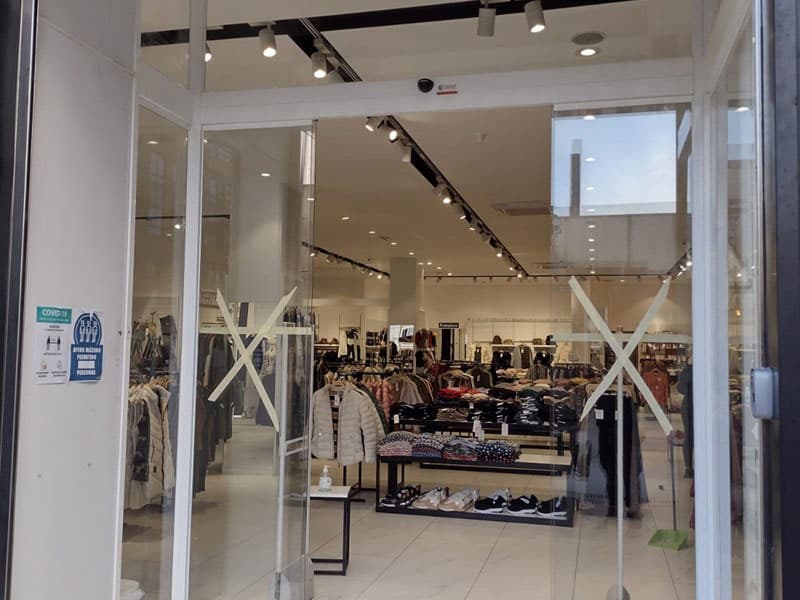 Instalación de puerta automática de cristal en local comercial en Vigo