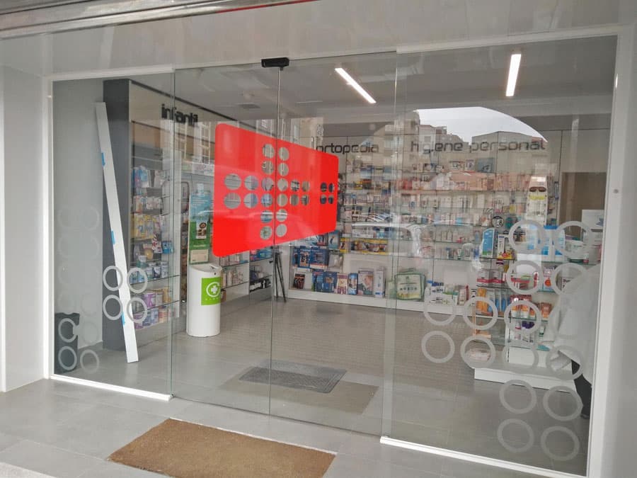 Puerta automática de cristal para local comercial en Vigo - Persianas Jumar