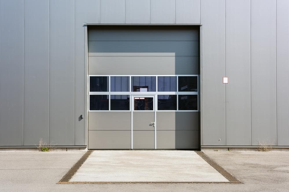 Los beneficios de instalar un portal industrial en tu negocio