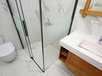 Mamparas de baño: qué tipos hay y cómo elegir la más adecuada para tu baño